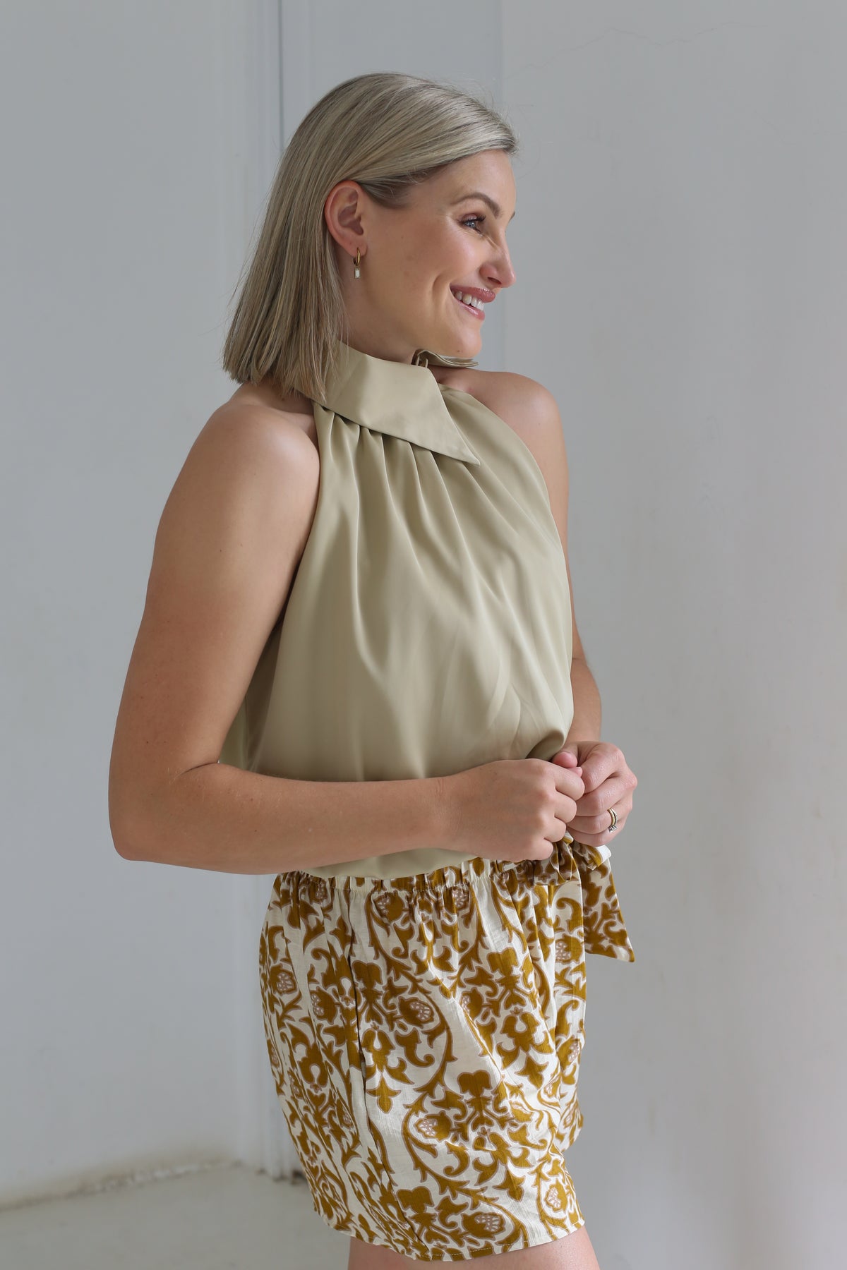 COLLAR HALTERNECK BLOUSE | LIGHT OLIVE