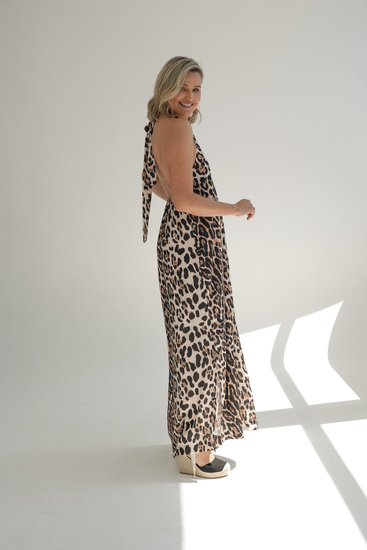 LOW BACK HALTERNECK DRESS | PRINT