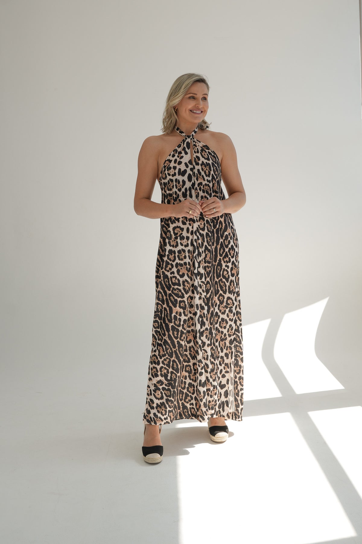 LOW BACK HALTERNECK DRESS | PRINT