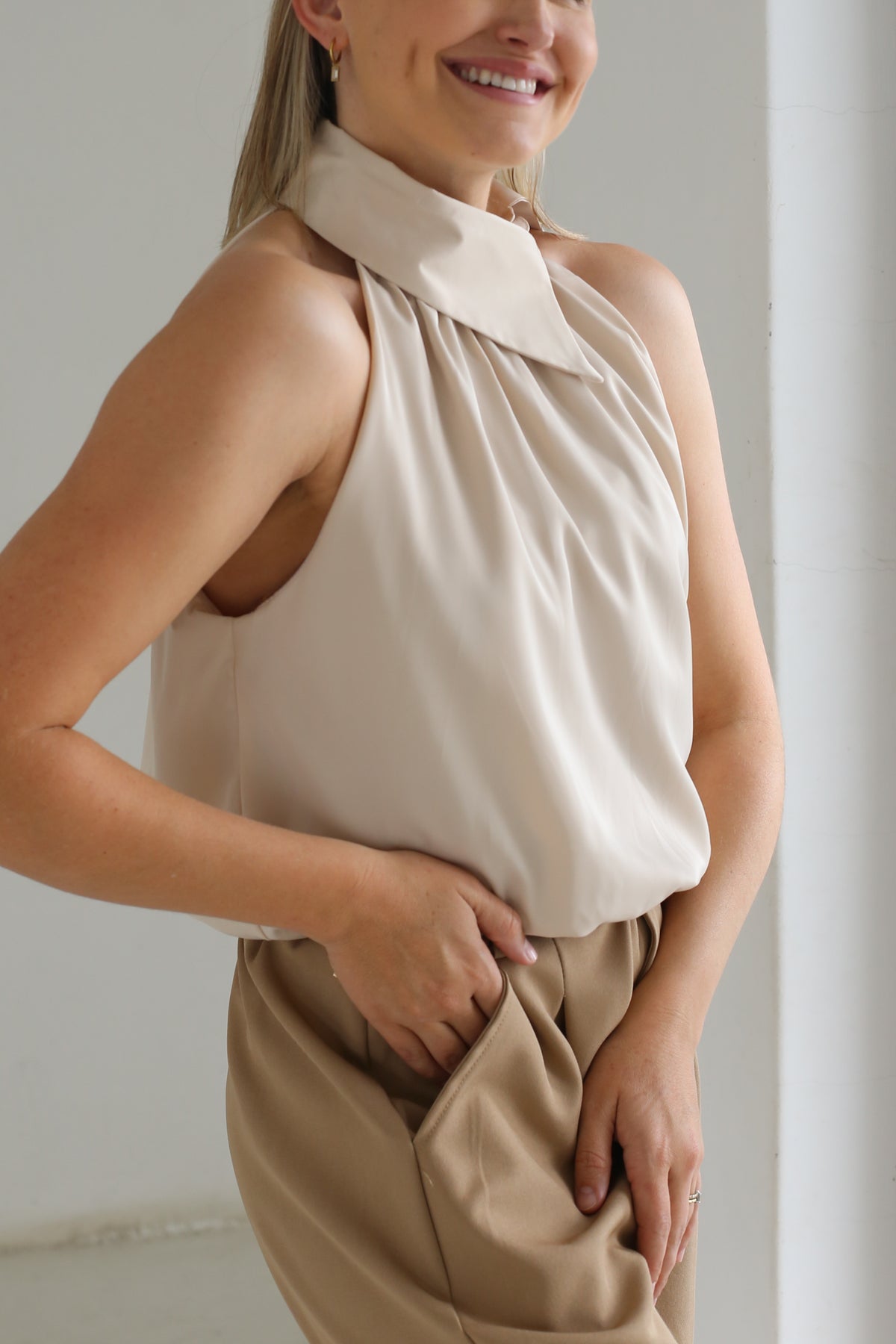 COLLAR HALTERNECK BLOUSE | NUDE