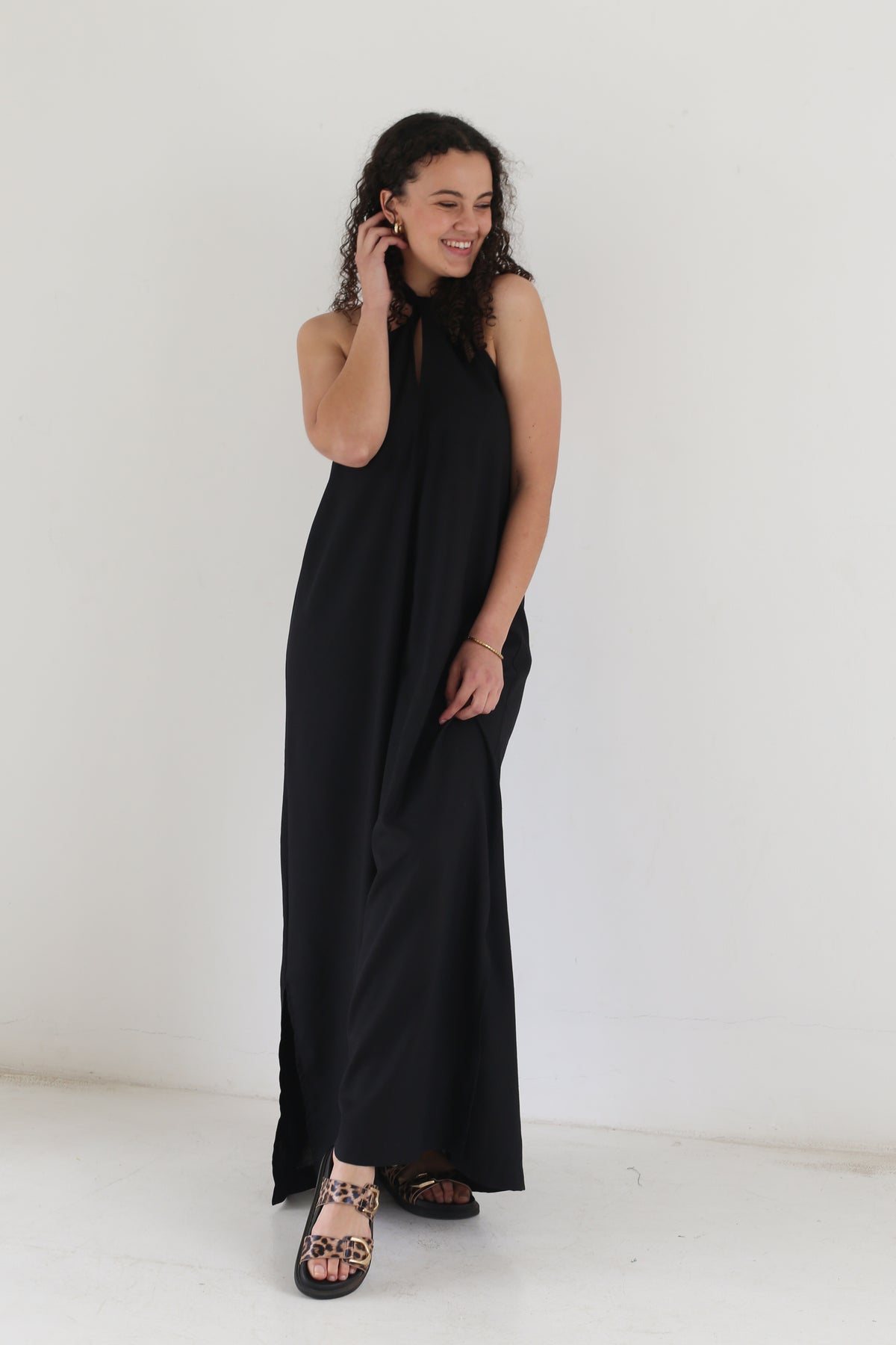 LOW BACK HALTERNECK DRESS | BLACK