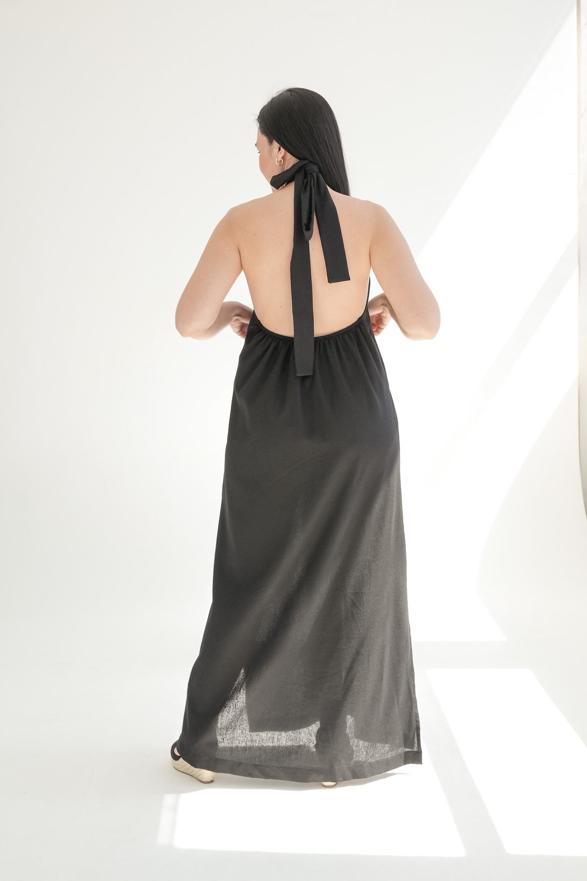 LOW BACK HALTERNECK DRESS | BLACK