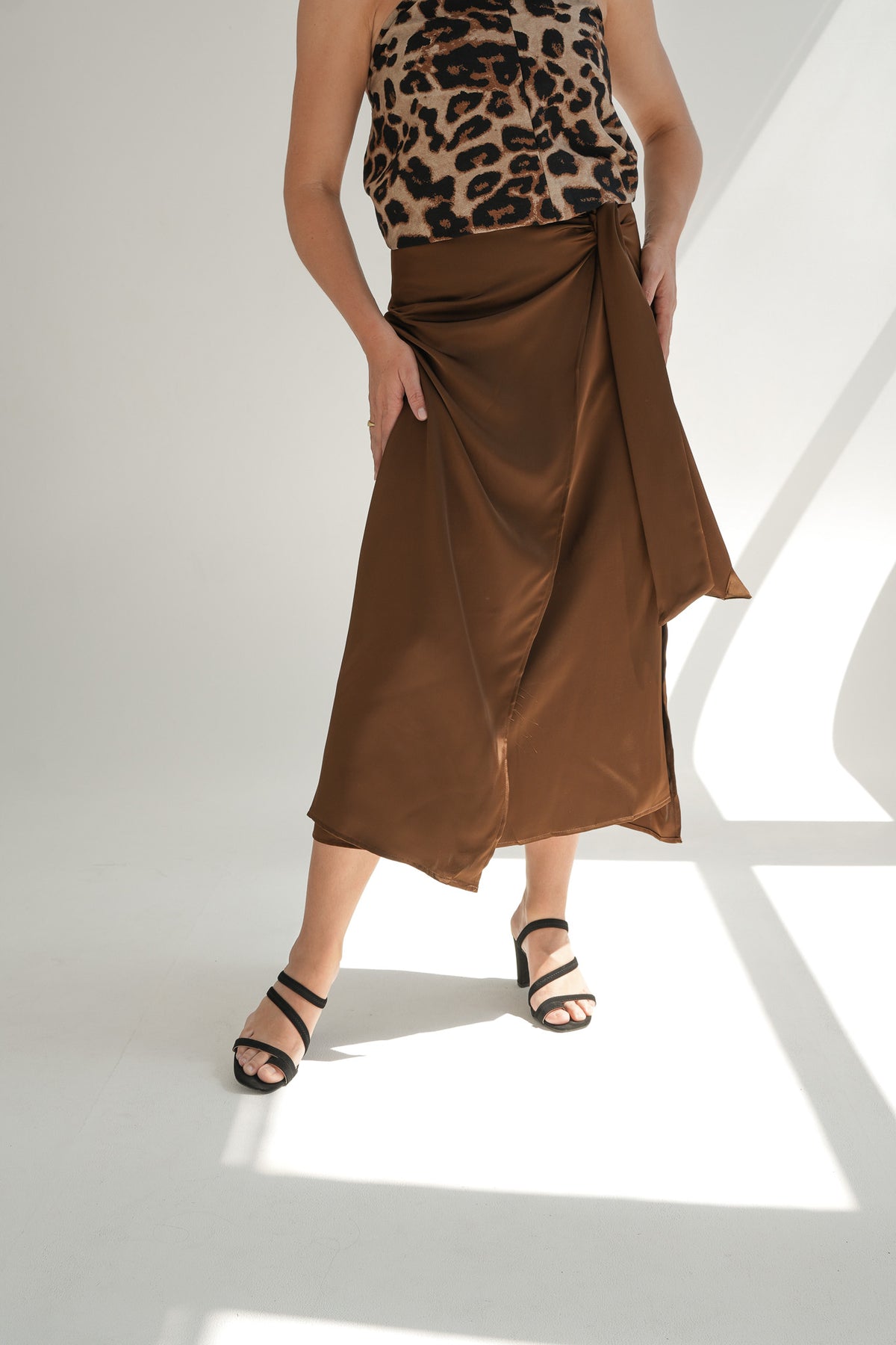 SATIN TIE SKIRT | BROWN