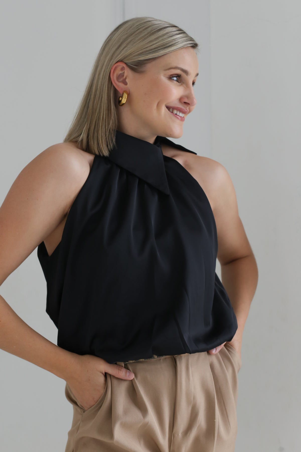 COLLAR HALTERNECK BLOUSE | BLACK