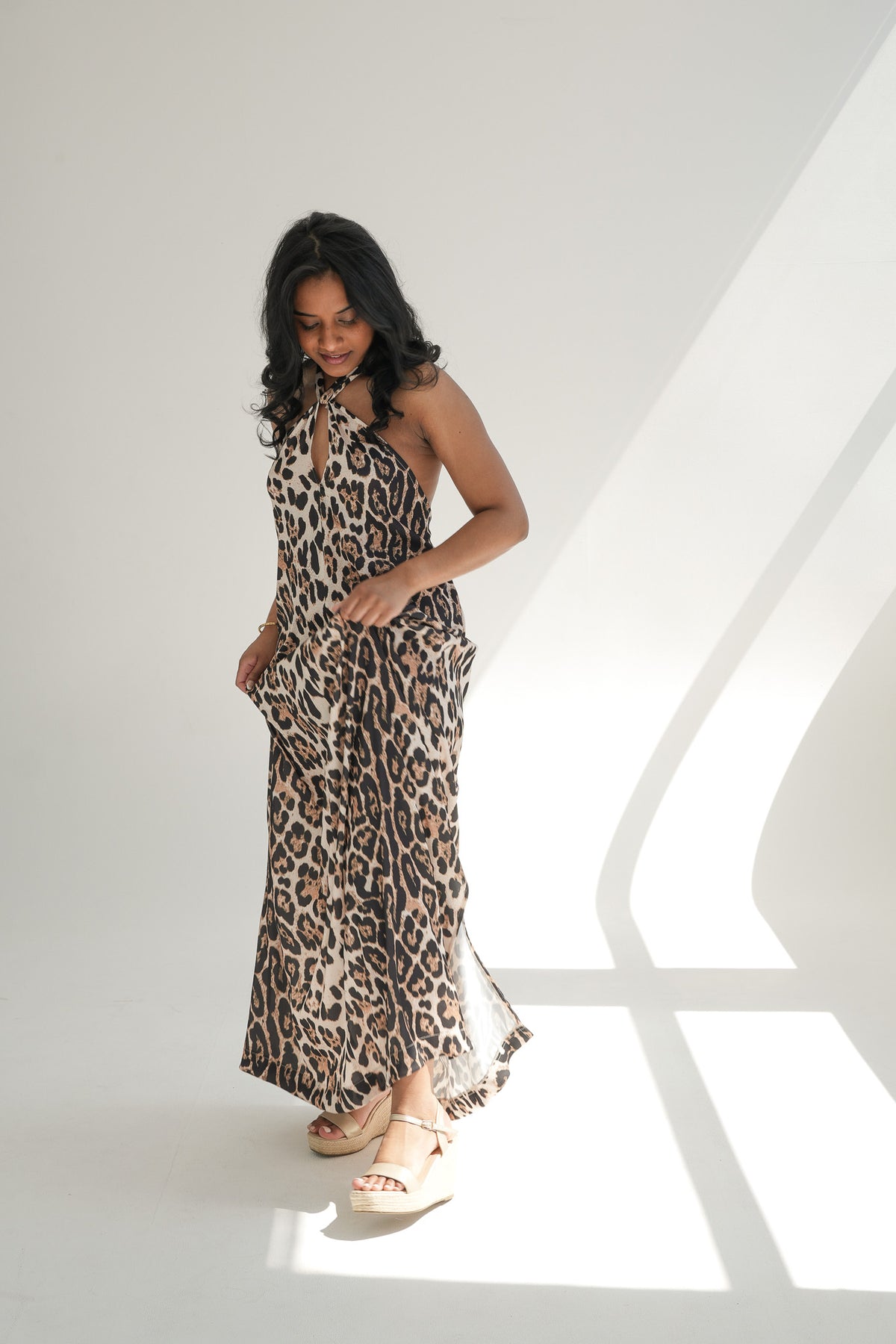 LOW BACK HALTERNECK DRESS | PRINT