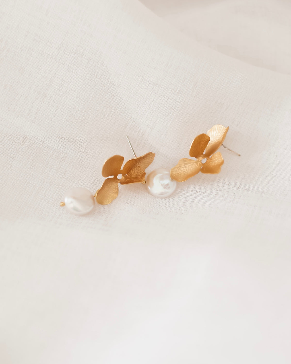 GOLD FLORAL PEARL STUD