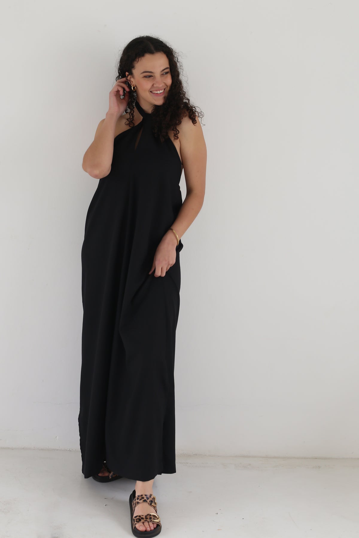LOW BACK HALTERNECK DRESS | BLACK