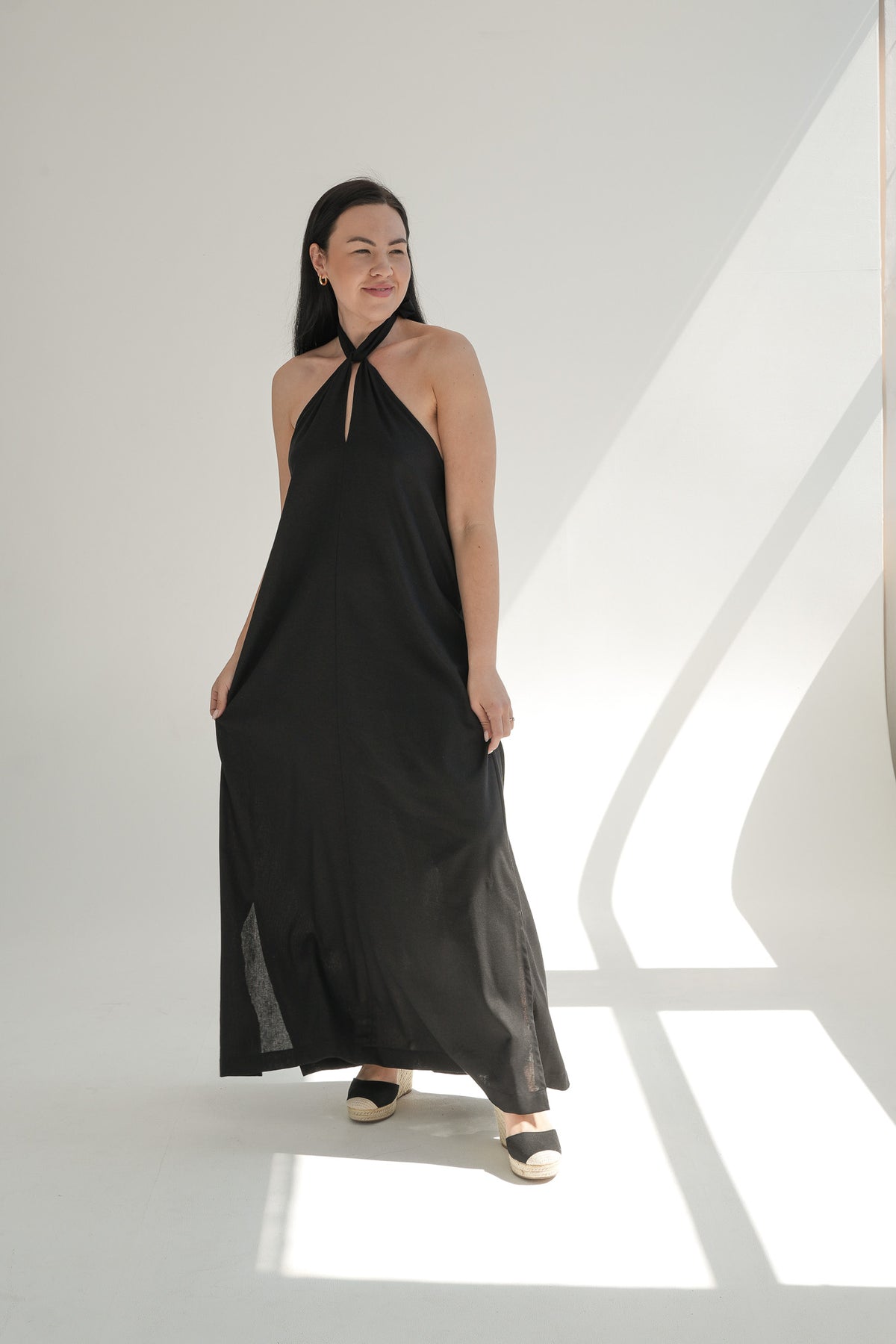LOW BACK HALTERNECK DRESS | BLACK