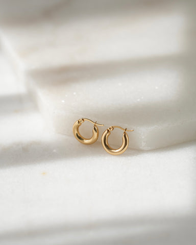 SMALL STAPLE GOLD HOOPS