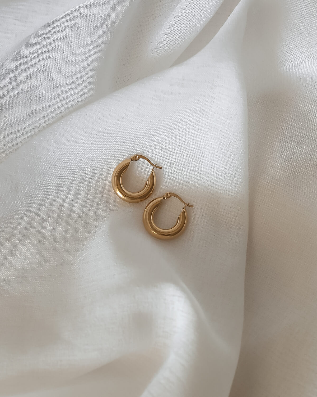 STAPLE GOLD HOOPS